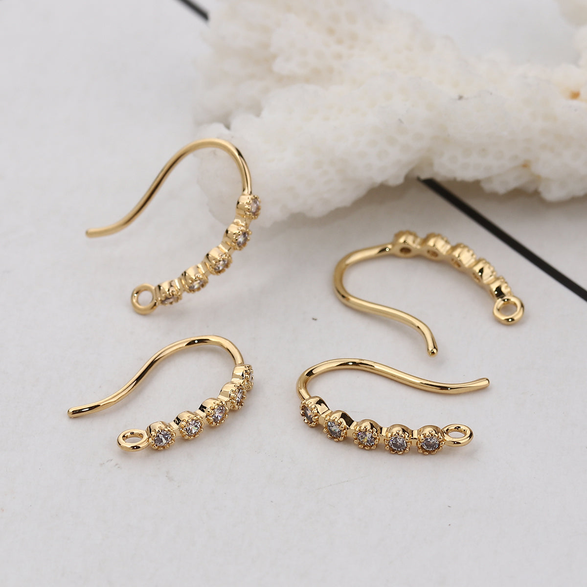 Boucles d' oreilles en cuivre plaquées or et strass ref 29