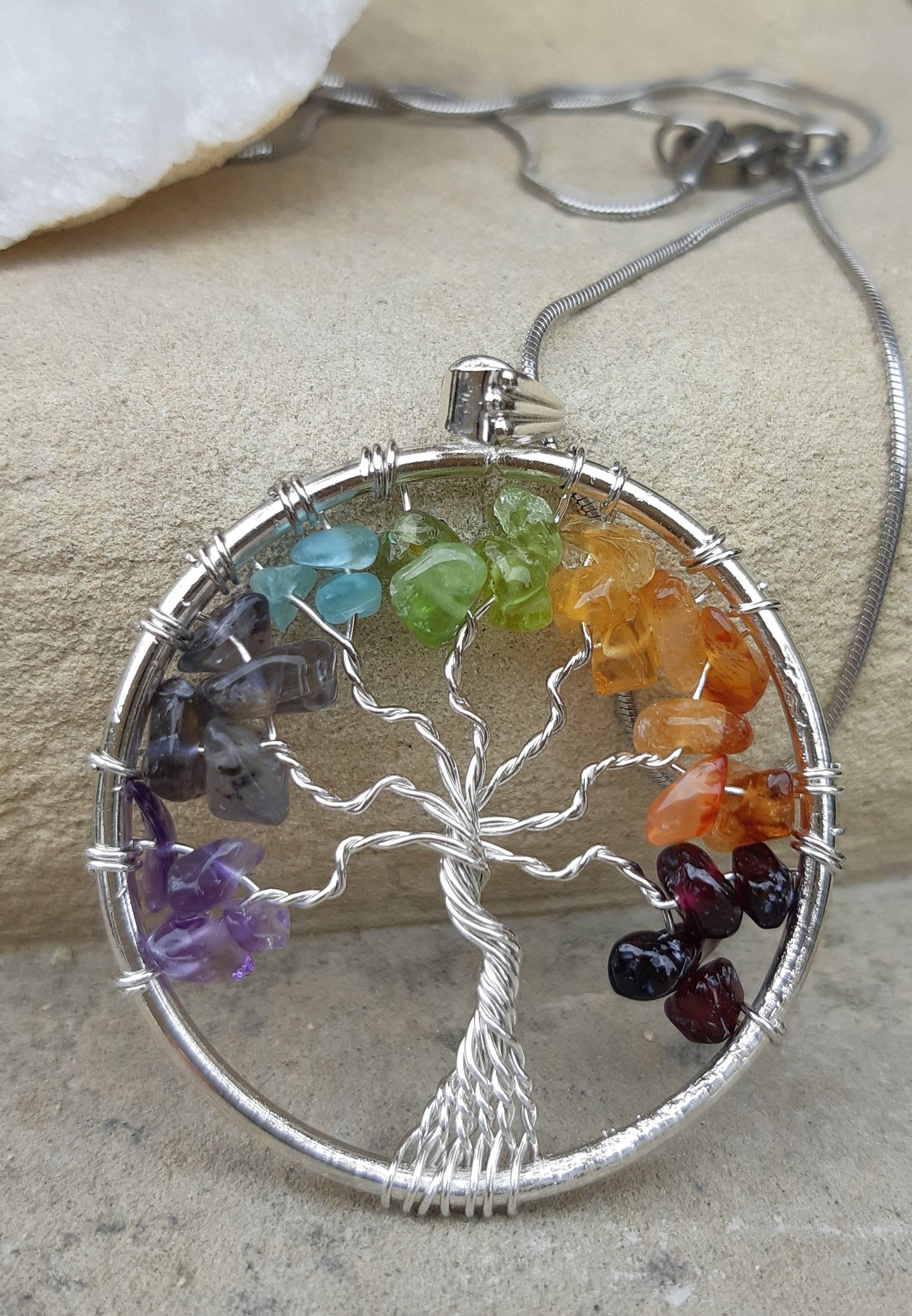 Pendentif "7 charcas" avec chaine en acier.