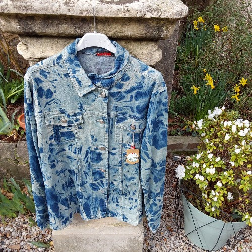Veste en jean délavée  à découvrir en boutique pièce unique se renseignez