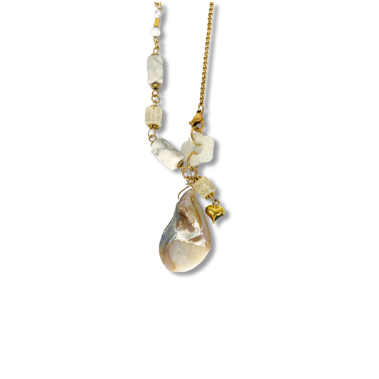 Collier coquillage et fleurs de nacre