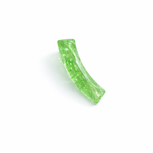 Perle petit tube incurvé vert cristal