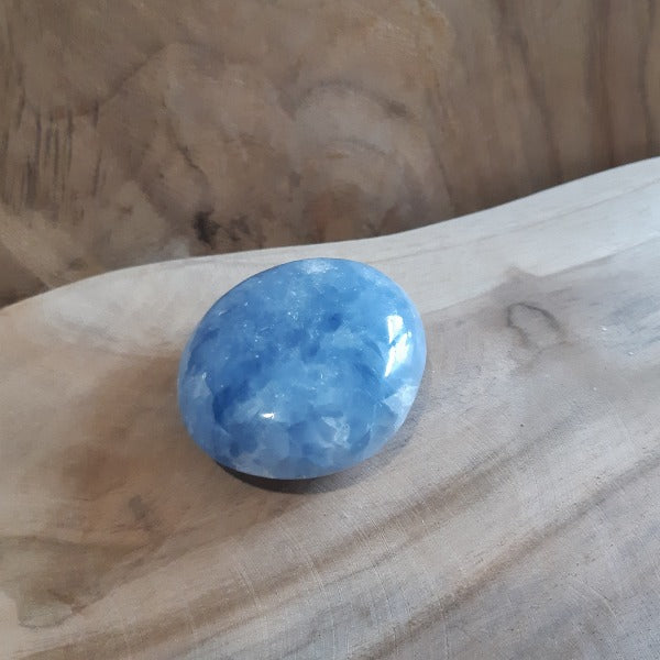 Galet calcite bleue