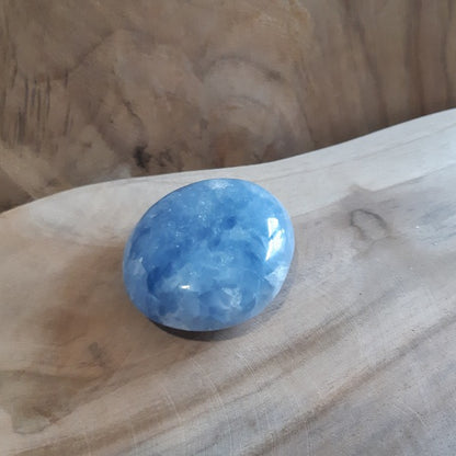 Galet calcite bleue